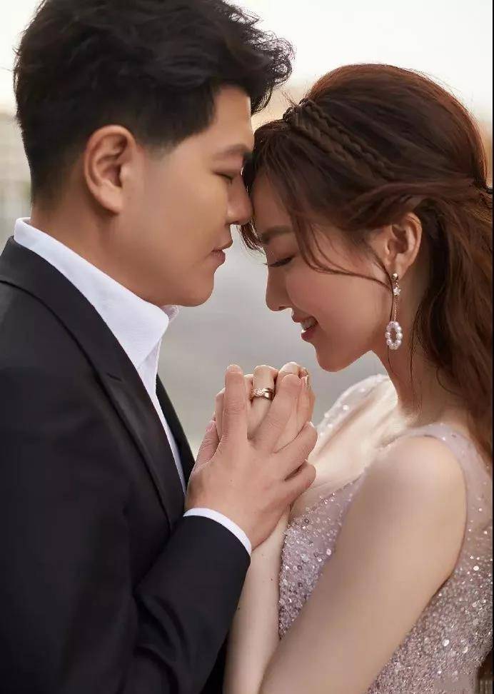 原创安徽美女主持余声因时尚被传出很多绯闻他老公罕见露面引热议