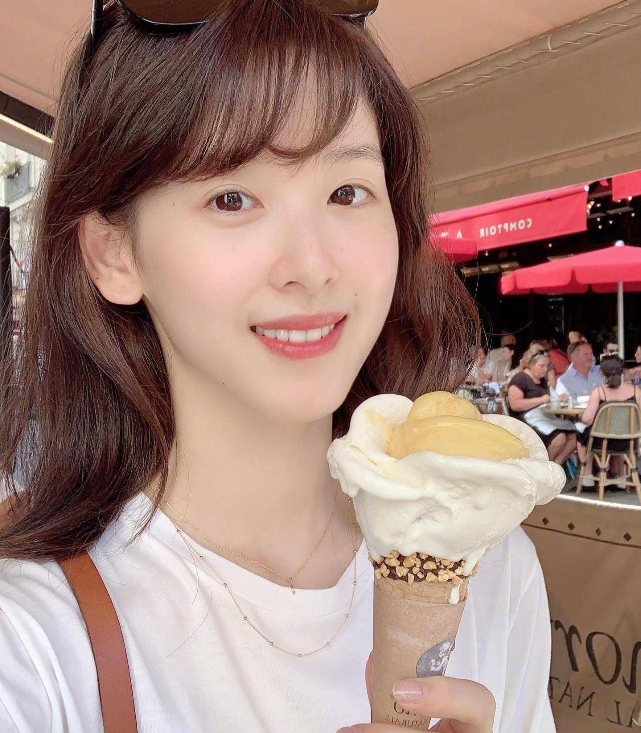原创凭一杯奶茶走红和刘强东在一块像父女27岁章泽天庆生照好美