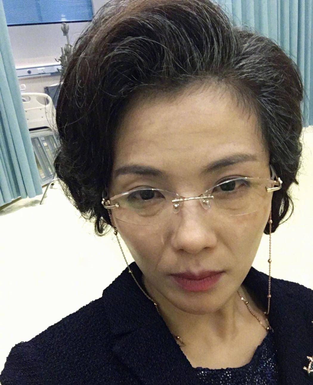 原创42岁刘涛罕见化老年妆虽然头发白了皱纹多了但女神气质好出众