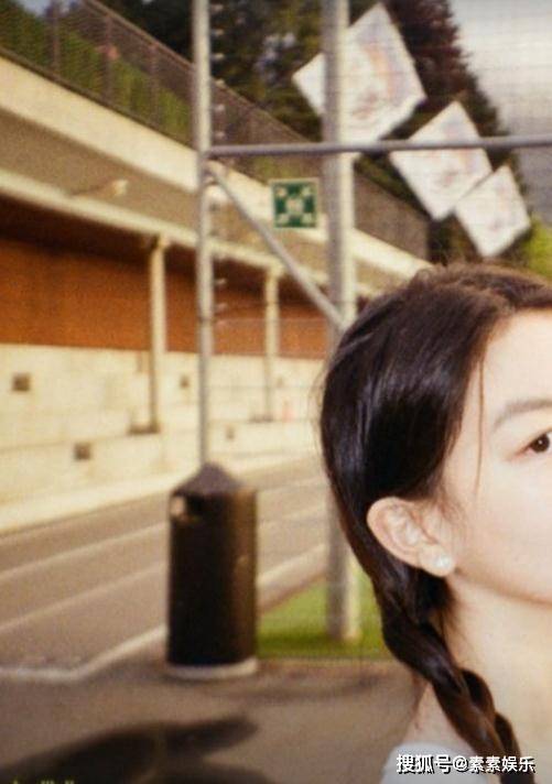 李嫣父亲节晒侧脸照,扎麻花辫很像王菲年轻时候