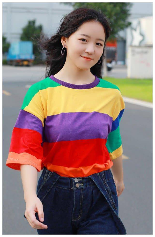 原创冯希瑶穿背带裤这么皮一根背带都不背不料放大了腰部缺点