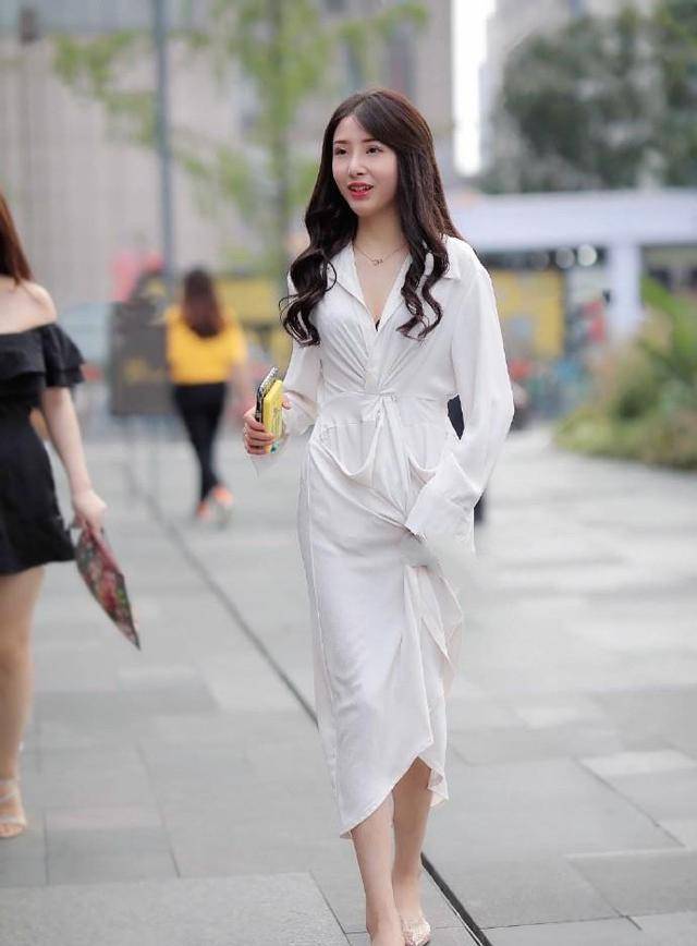 原创美女穿的是睡衣风格还是浴袍服风格女人味十足