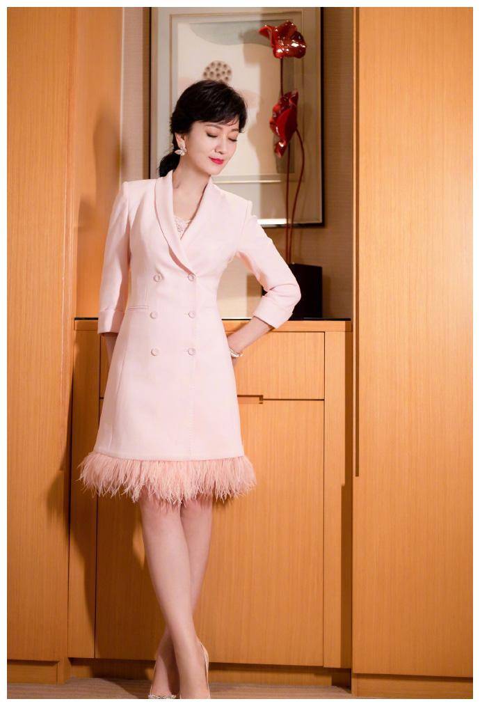 65岁赵雅芝生日前晒美照,穿深v大衣超减龄,露出内衣意外高级