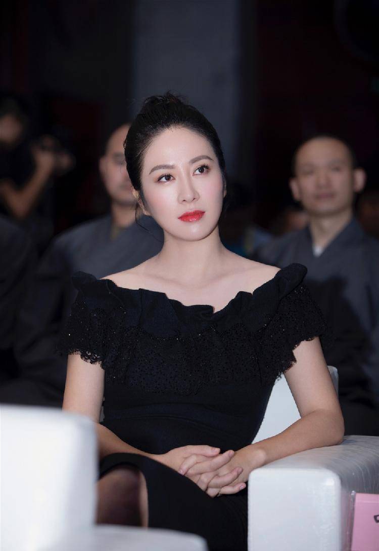 原创叶璇真有骨感美身穿黑色时尚连衣裙内搭白色上衣高级感爆棚