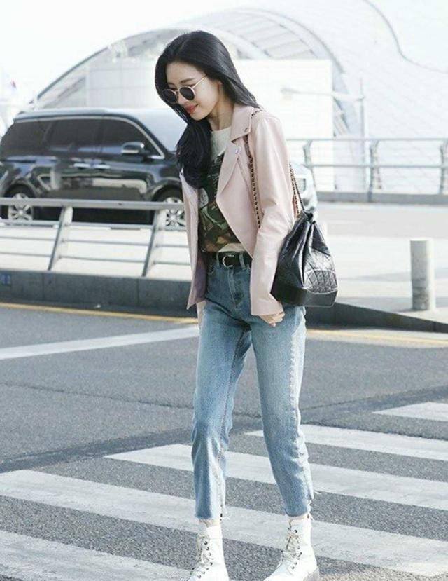 李宣美真是穿搭教科书,粉色皮衣配牛仔裤,白色马丁靴美出国际范_美的