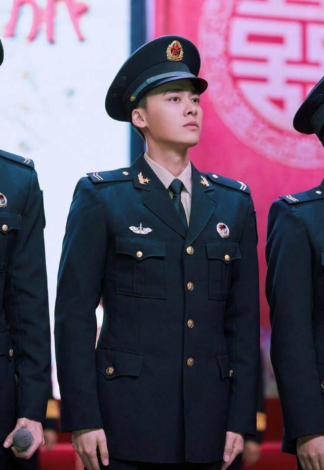 原创李易峰最新片场照曝光一身迷彩装睫毛又长又密侧颜生图超抗打