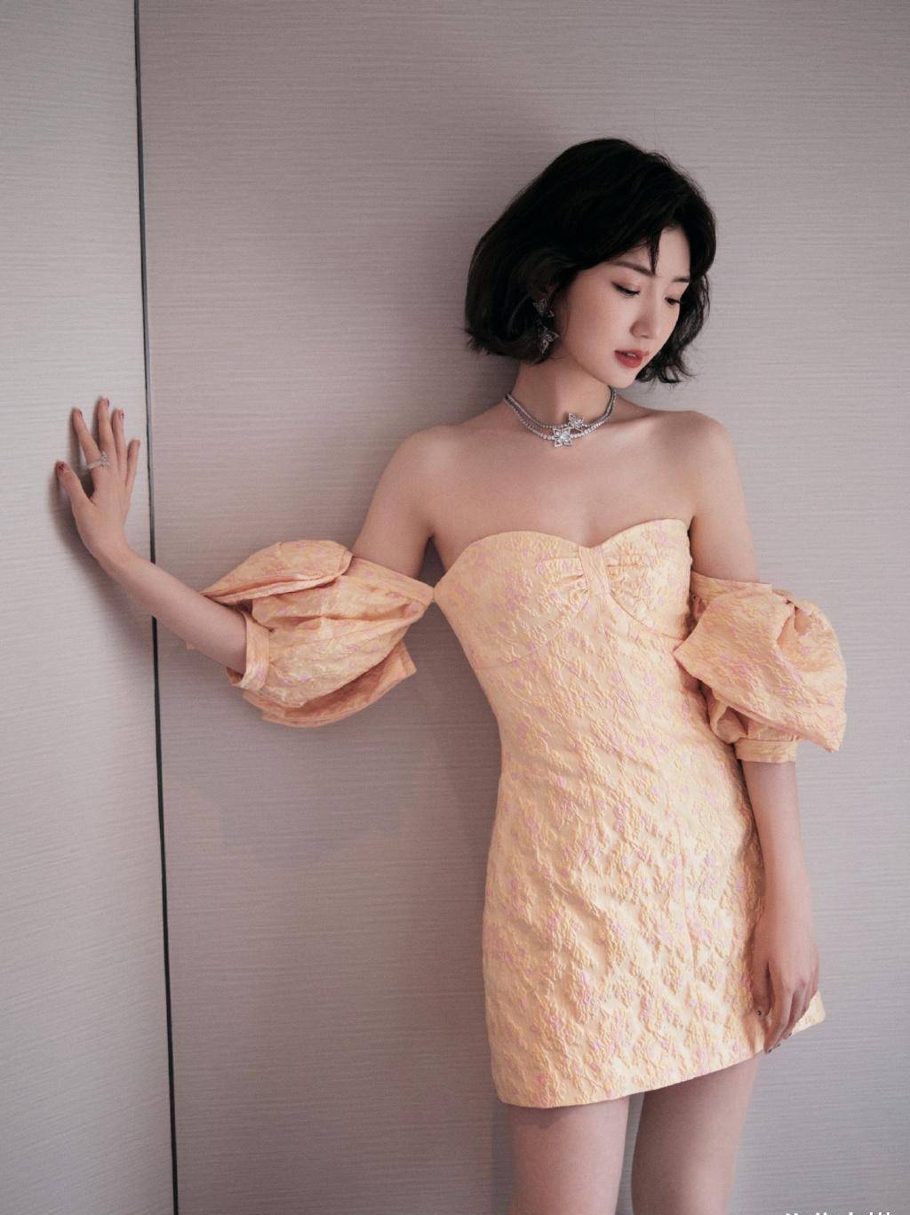 原创毛晓彤衣品开挂穿抹身材连衣裙华丽高级甜美温柔真像个小公主