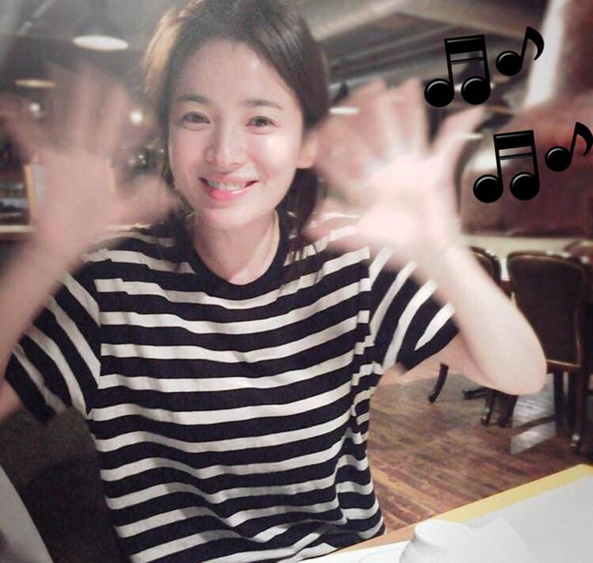 (按图看)宋慧乔素颜状态如少女牛奶肌肤散发透白光泽】39岁的宋慧乔