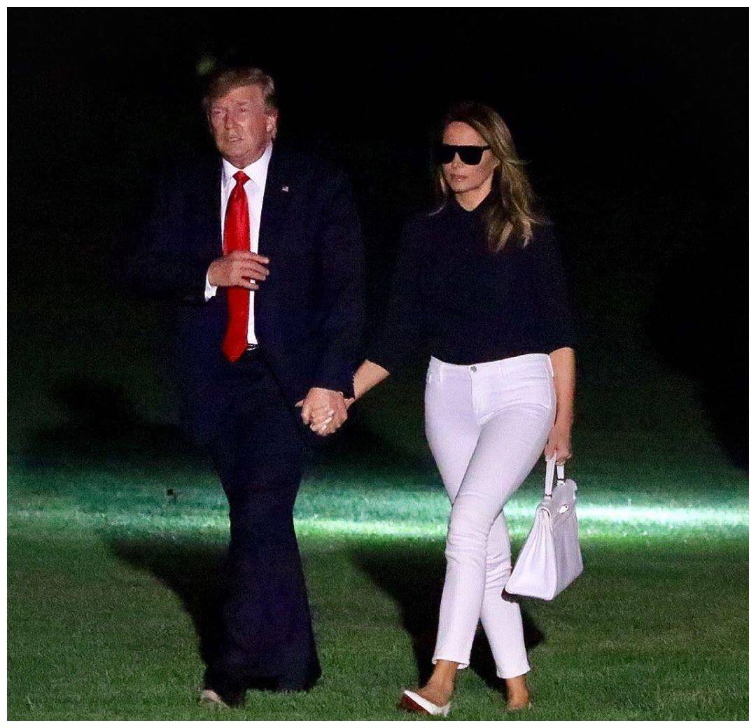 梅拉尼娅返回白宫,一身清爽牛仔衬衣,和川普玩情侣装