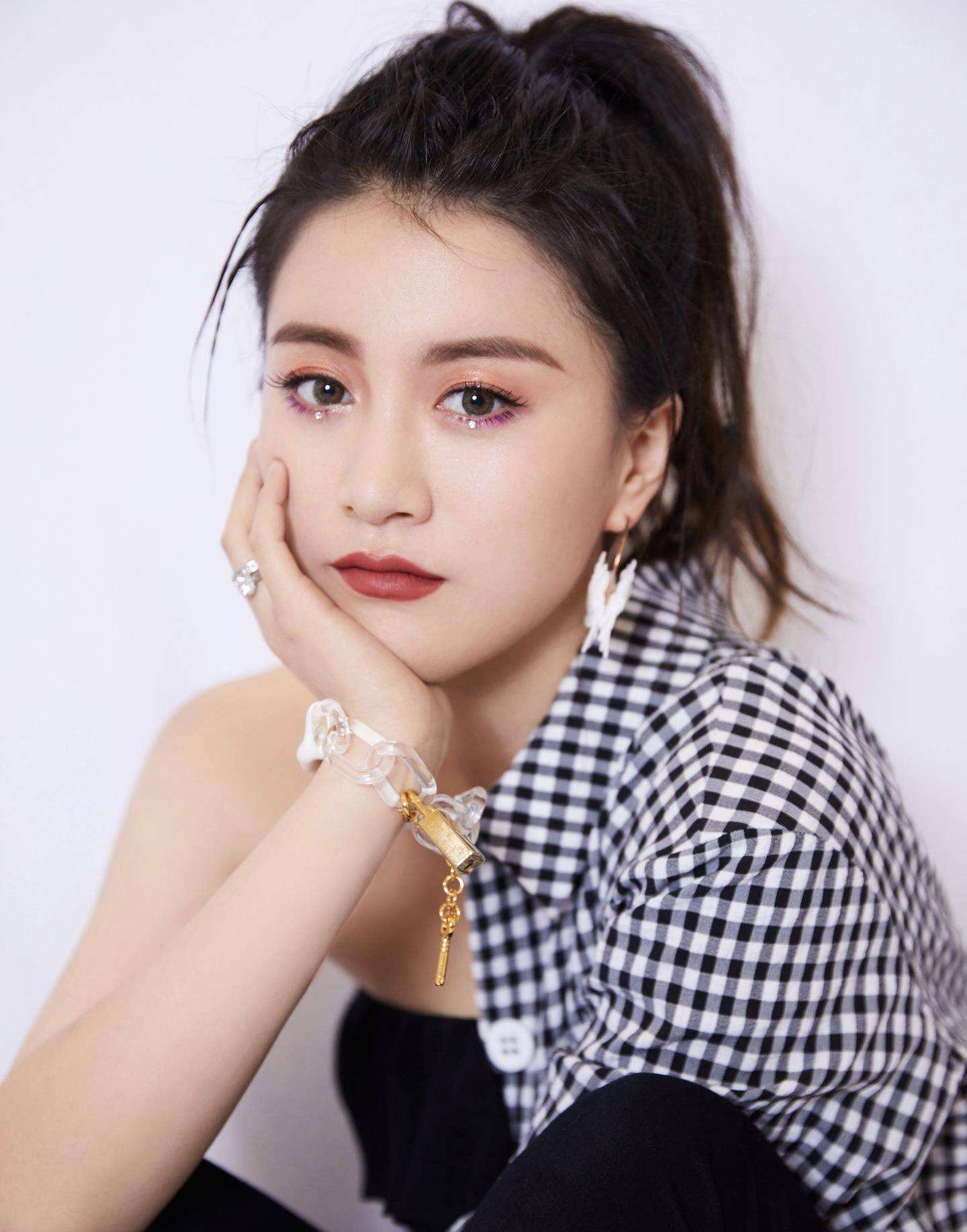 原创那英徒弟李嘉格官宣喜得儿子32岁的她就已经儿女双全真幸福