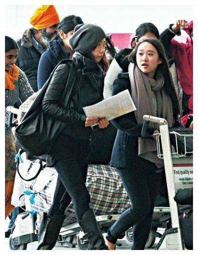 李宗盛林忆莲女儿晒美照,丝巾肚兜配牛仔裤,身材丰腴欧美范十足