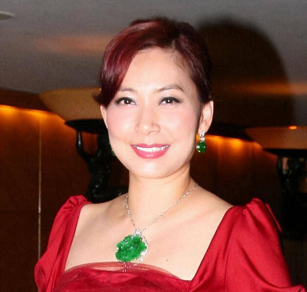 两次拒嫁豪门,56岁邝美云成为自己的"女王"_吕良伟_何鸿燊_工作