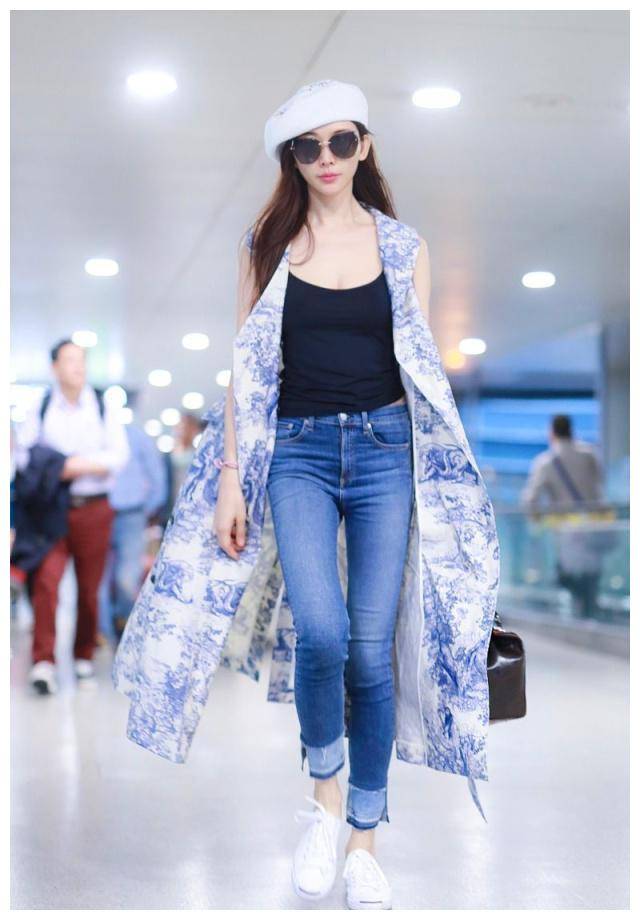 林志玲穿搭真减龄,露脐t恤配紧身牛仔裤身材好,哪像45岁女人_姐姐