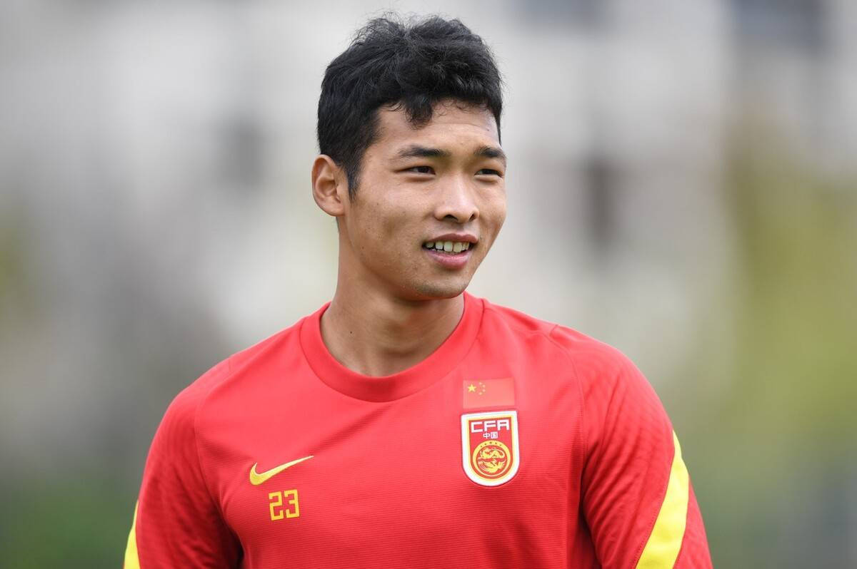 原创中国足球新名词纸面留洋上港小将名义在留洋身体在国内