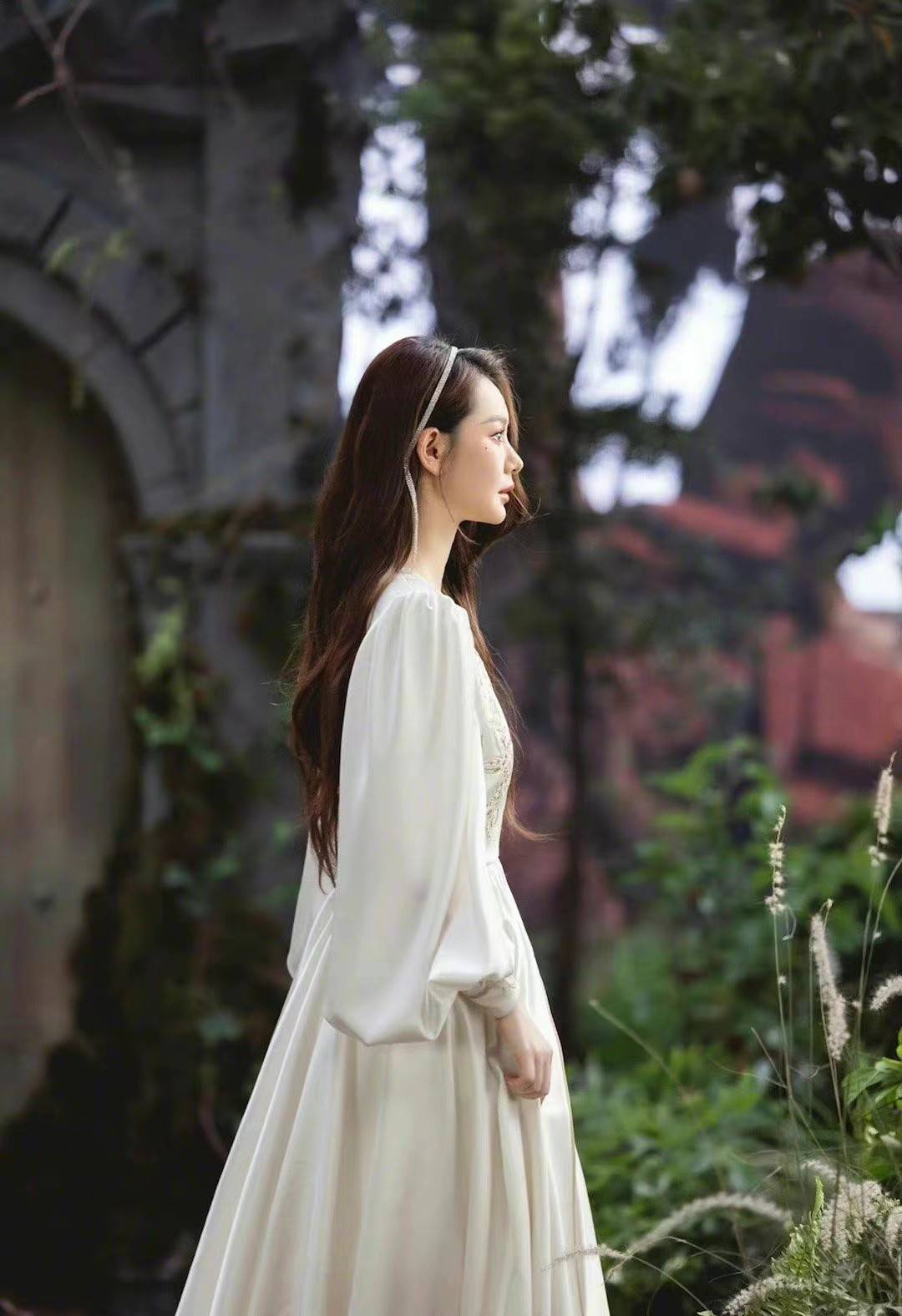 原创戚薇长发披肩太美了一身白色连衣裙简约优雅五官精致宛如精灵