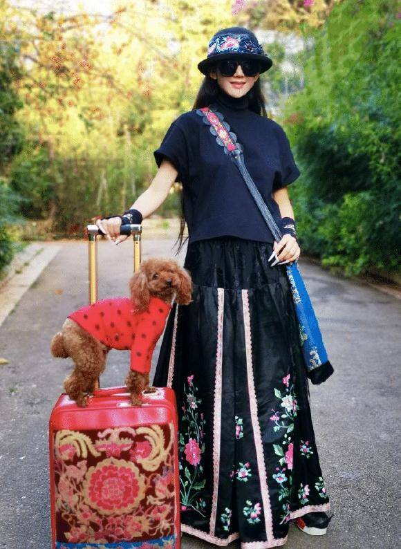 杨丽萍年轻旧照公开,港风打扮美成"仙",这才是真正盛世美颜_服装_形象