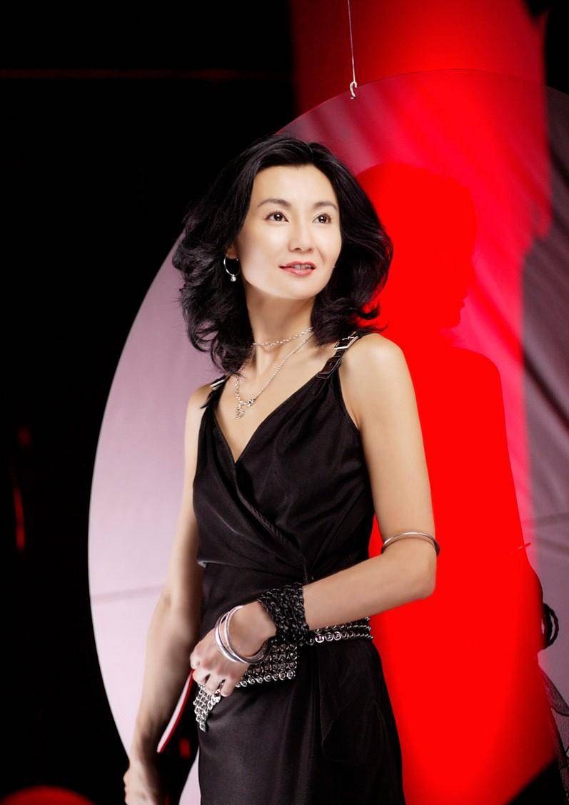 20多年前的张曼玉才叫绝色,红裙诠释港风美,自带滤镜的脸真高级