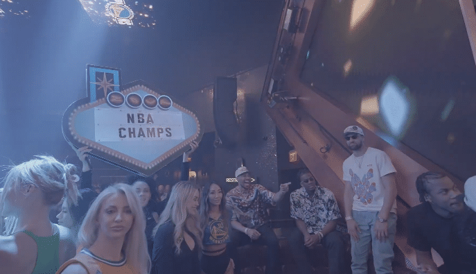 写着勇士2022年nba总冠军等字样;酒店大厅以及夜店内,都有庆祝勇士