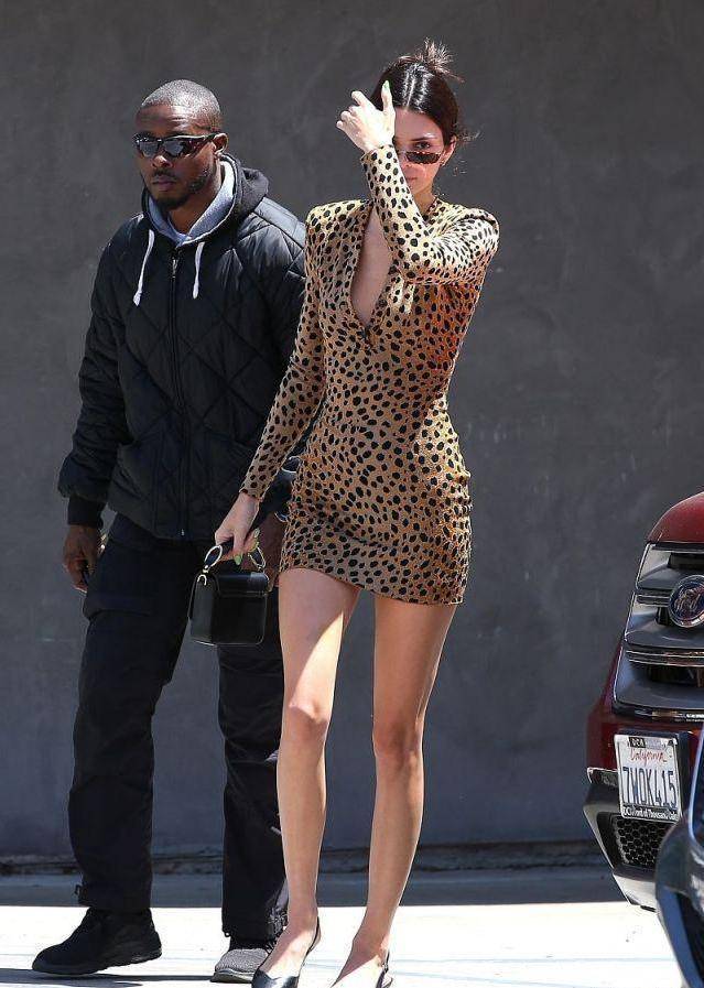 原创卡戴珊五朵金花同框比美个个穿紧身衣秀身材三姐阿凡达风惹眼