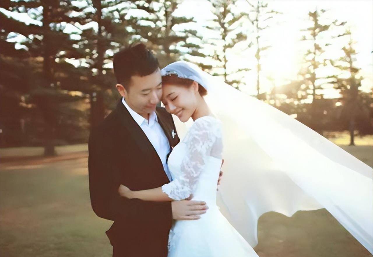 有的人说是因为邓家佳事业心太重,结婚了之后和于岩聚少离多才选择得