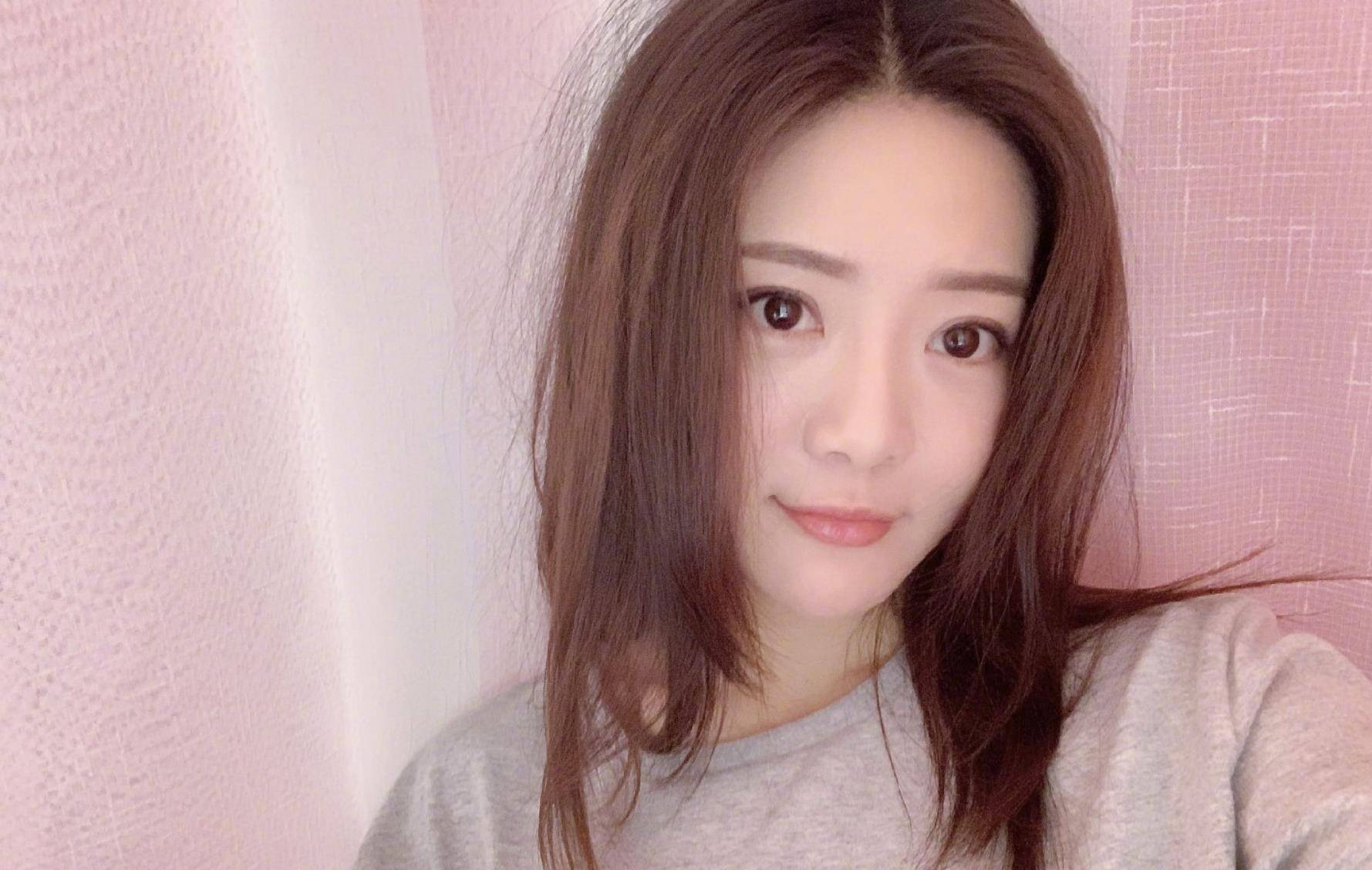 于岩,与邓家佳熬过了毕业季,熬过了异国恋,却没熬过