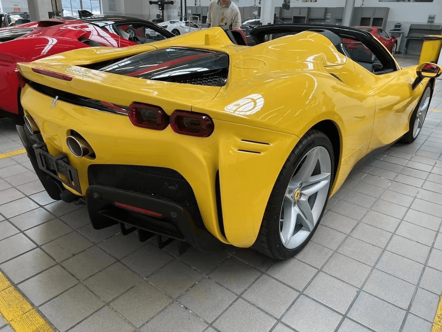 法拉利sf90spider稀有摩德纳黄不可复制