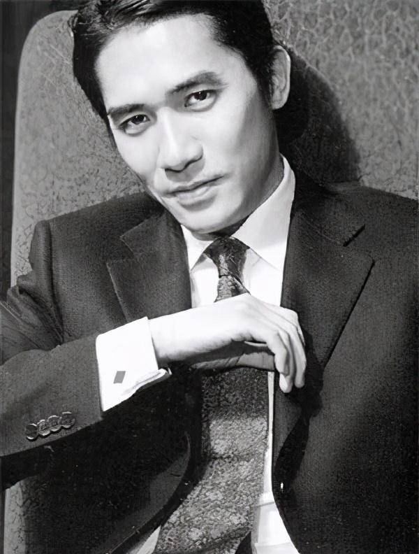 58岁梁朝伟刘嘉玲同框,跟鹿鼎记演员重聚,与毛舜筠吴君如合影