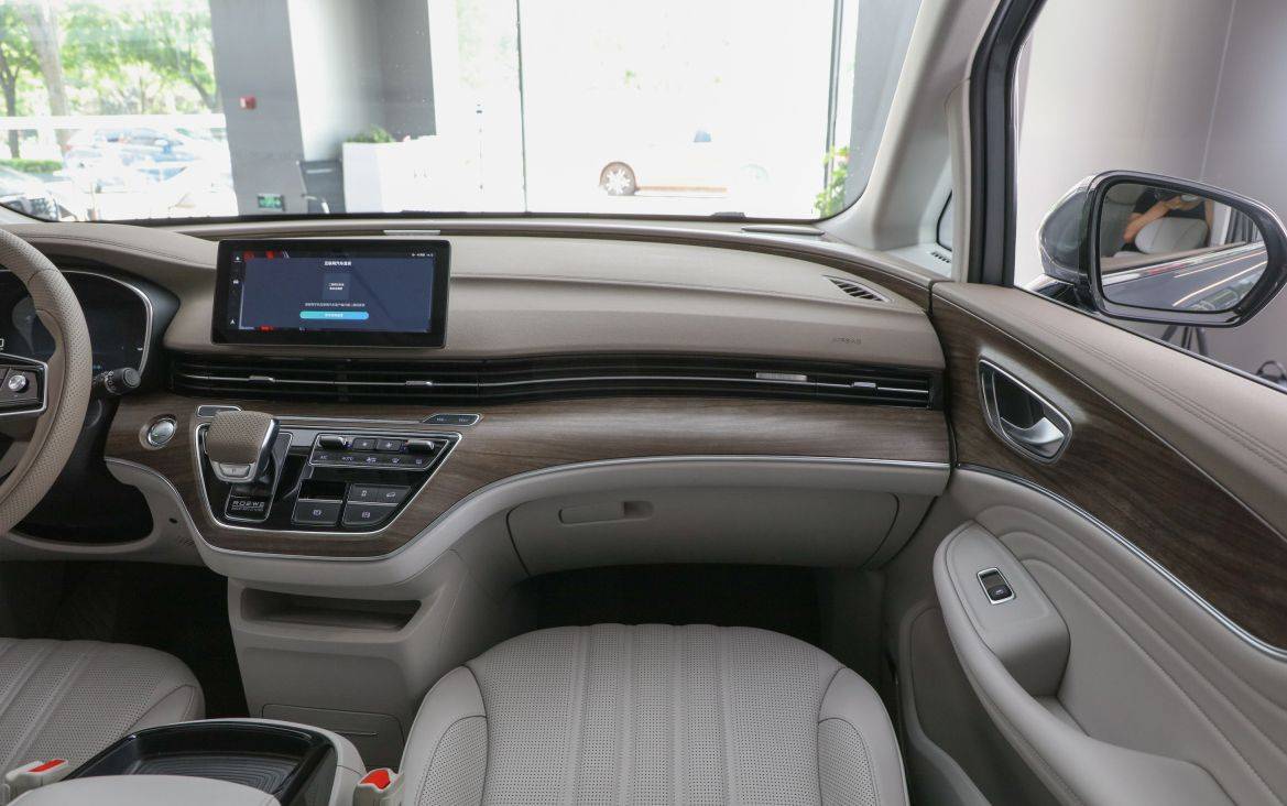 外观内饰倍有面儿纯电动力荣威imax8ev预售价2798万起