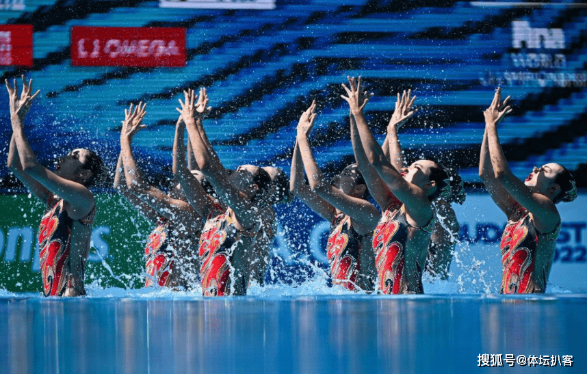 中国第2金,央视女解说哽咽落泪,现场五星红旗飘扬_游泳_张萌萌_金牌