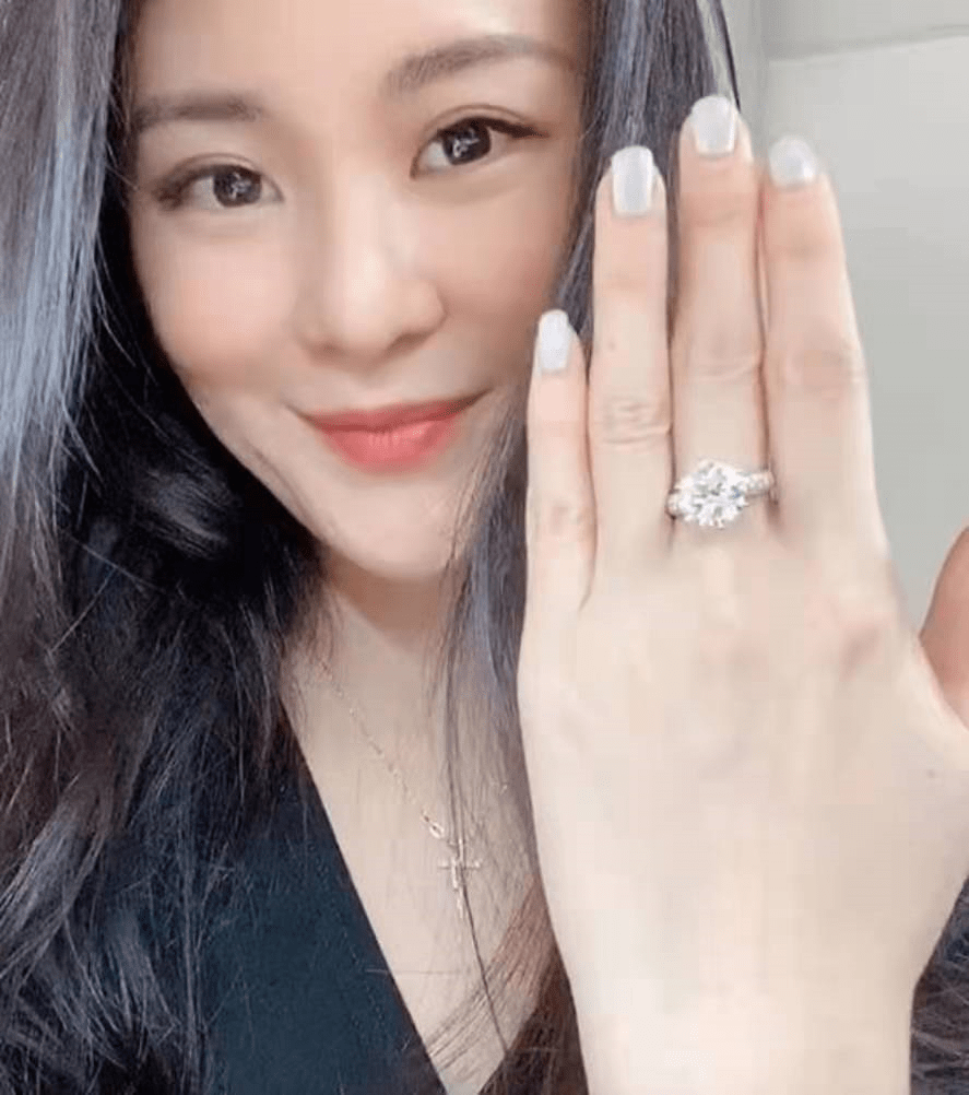 香港艺人裕美自从与富二代林作公布恋情之后,二人就一直是网友们热议