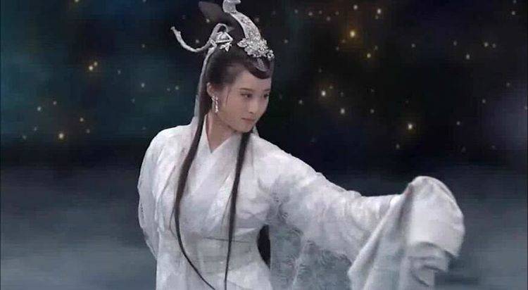 三个版本的嫦娥奔月:李欣汝飞天挺好看,陈红像直接抠图到黑幕上_画面