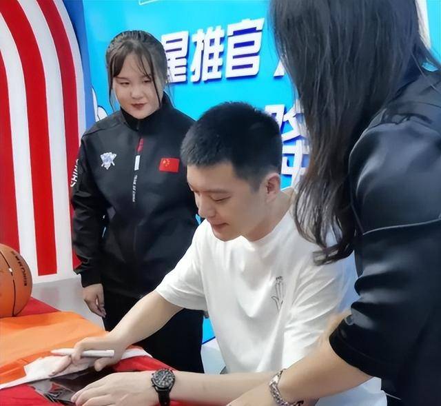 魅力太大杨鸣抵达酒店偶遇一对新人结婚新娘直接抛弃新郎追星
