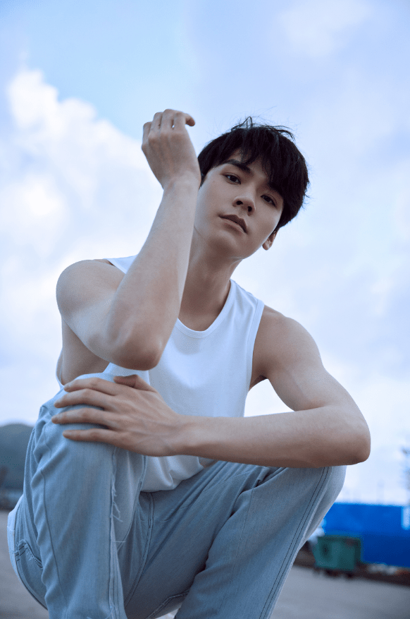原创龚俊海边白背心大片干净清爽肌肉线条绝美