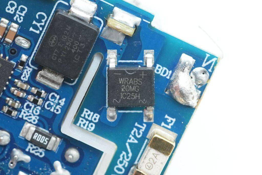 原创内置必易微kp22308a初级主控芯片华科生迷你折叠20wpd充电器拆解