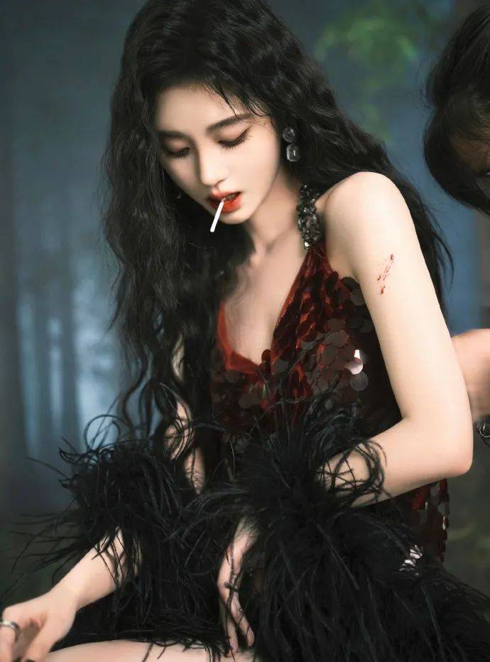 原创鞠婧祎亮片露背裙写真大秀香肩雪肤玉貌太性感美艳