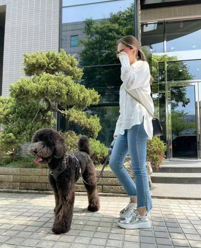 昆凌生完三胎迫不及待秀身材 穿抹胸吊带天王嫂变网红 皮肤超白 粉紫色