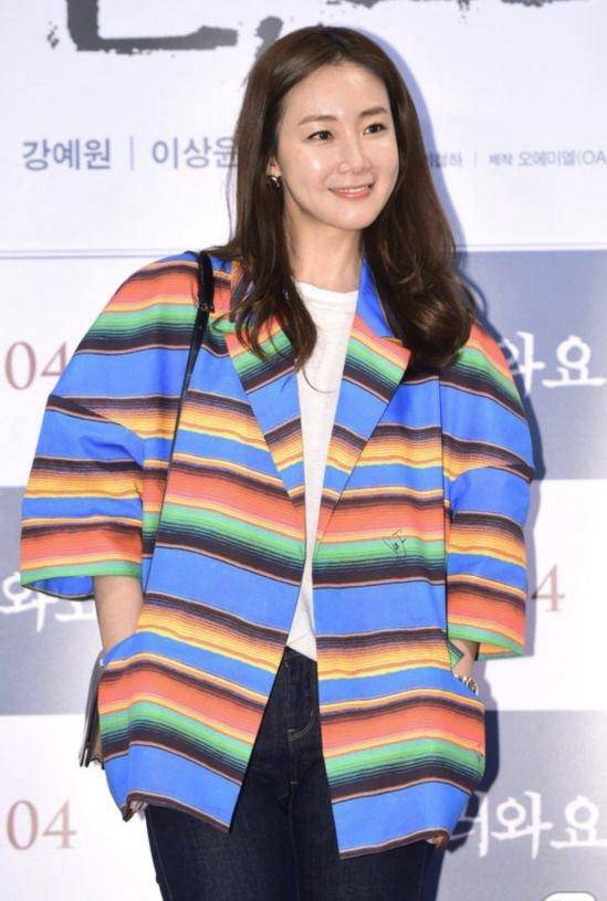 这种五颜六色的花哨颜色,让崔智友整个人的上半身身材看起来略显臃肿