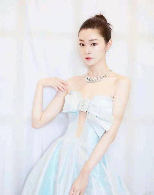 原创新生代小花宋轶似仙女身穿长礼服气质优雅堪称画报女神