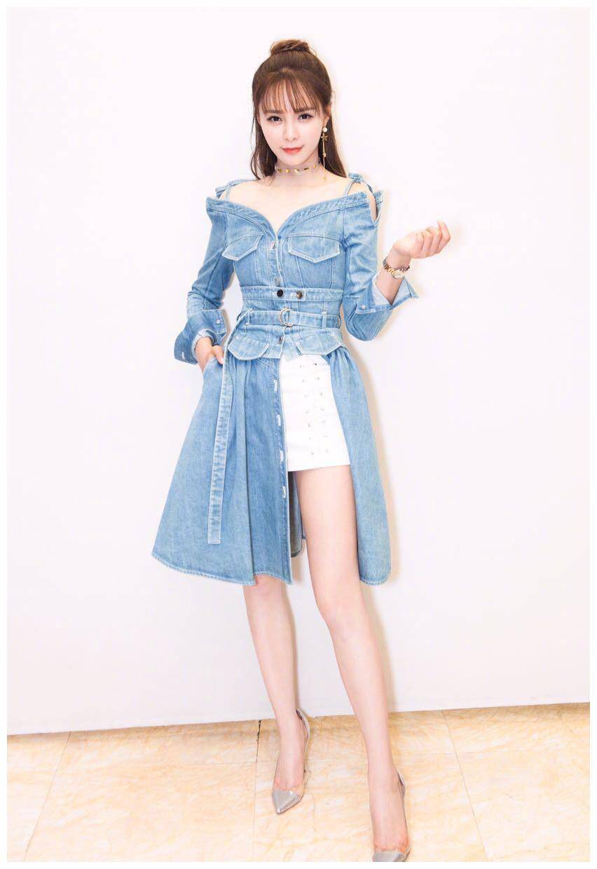 沈梦辰为了锻炼脚,牛仔短裙是不够的,搭配马丁靴,意外的帅.