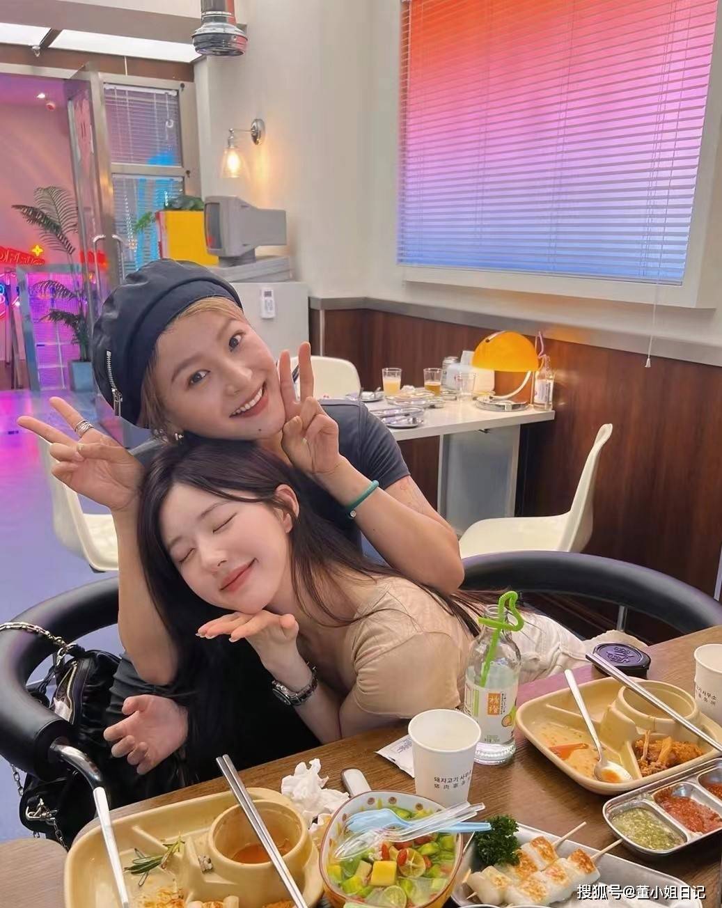 赵露思晒与朋友玩耍合照,这才是小个子女生的穿搭模板,超日常_上身