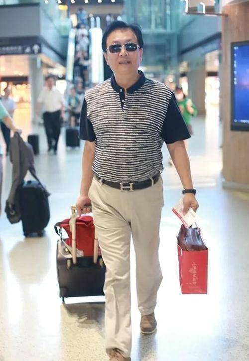 唐国强罕携小12岁娇妻走机场他条纹衫墨镜气场大妻素裙超低调