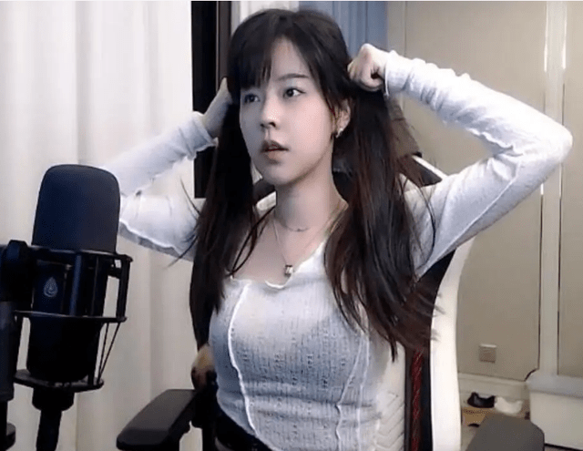 别忘了沫子可是号称 "电竞女武神",单看样貌,你很难将这样一位漂亮的