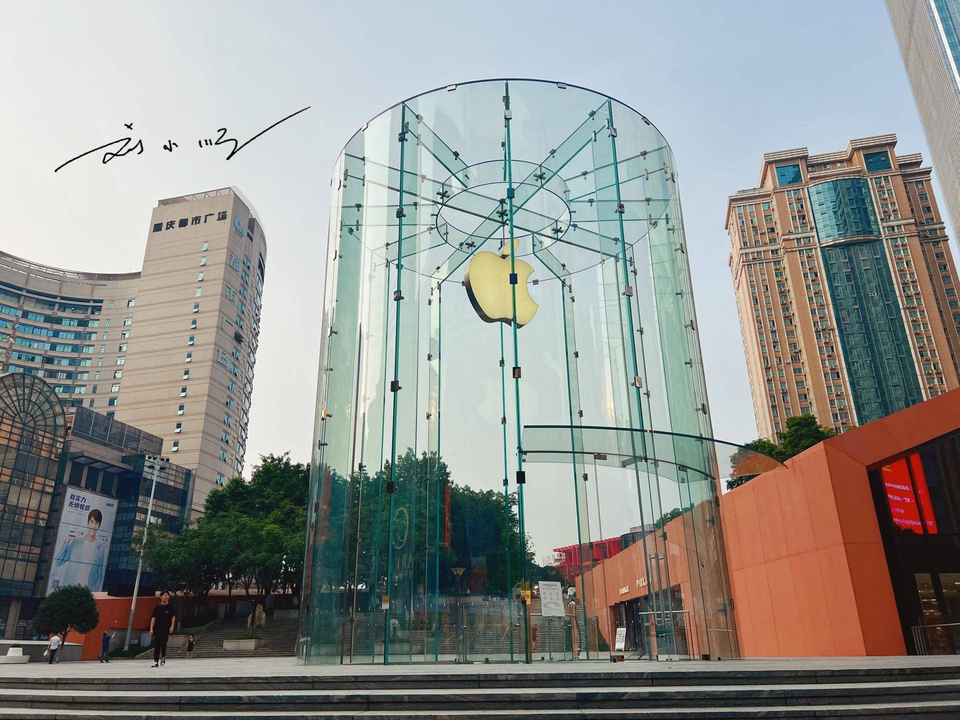 实拍重庆苹果专卖店,靠近解放碑,入口很有特色,楼梯还是半透明_自营