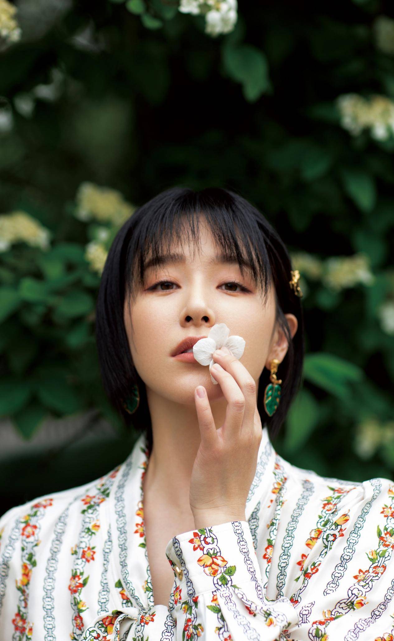 原创阚清子状态越来越好穿印花连衣裙优雅大气清新脱俗美得不一般