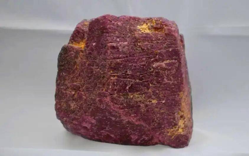 125west ruby是世界上最大的红宝石原石之一,它是一块粗糙的原石,未经