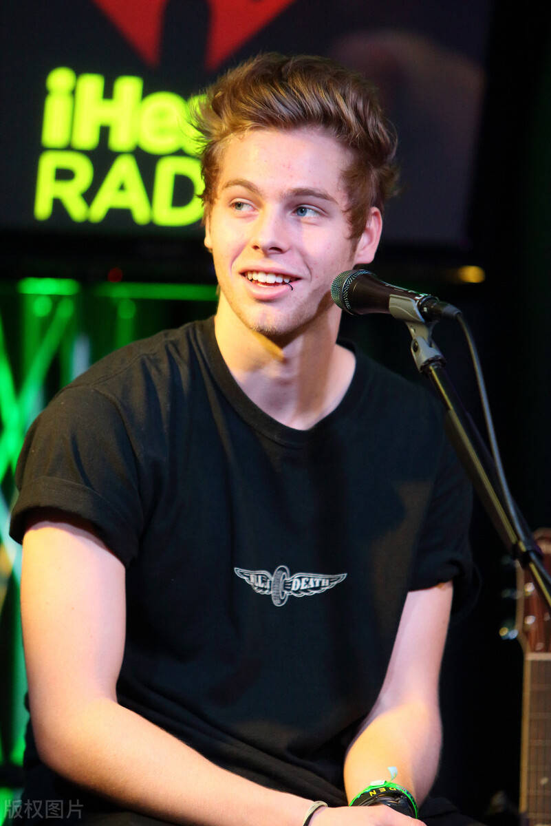 澳大利亚男歌手跟越美混血女星求婚成功_luke_seconds_deaton