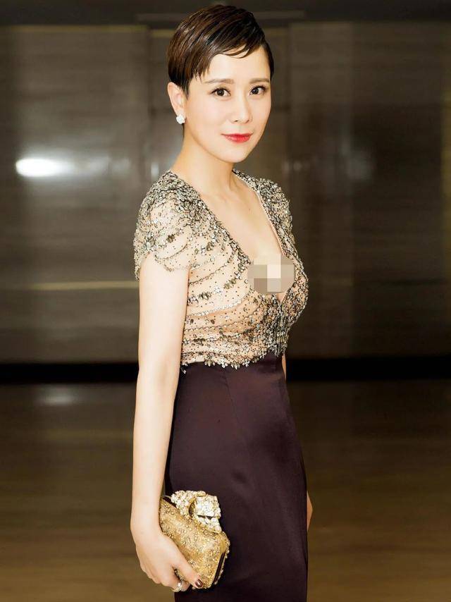 海清终于换风格了,穿v领长裙展现曼妙曲线,女人味溢出屏幕_时尚_身材