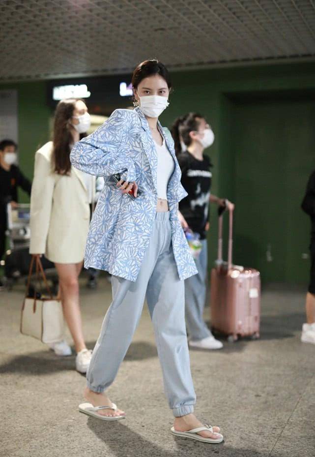 原创少女们出行烦恼穿什么才能甜美大方看看宋妍霏你就找到答案了