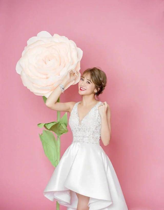 原创吴映洁穿搭让人招架不住穿着白色婚纱裙浪漫又唯美公主范十足