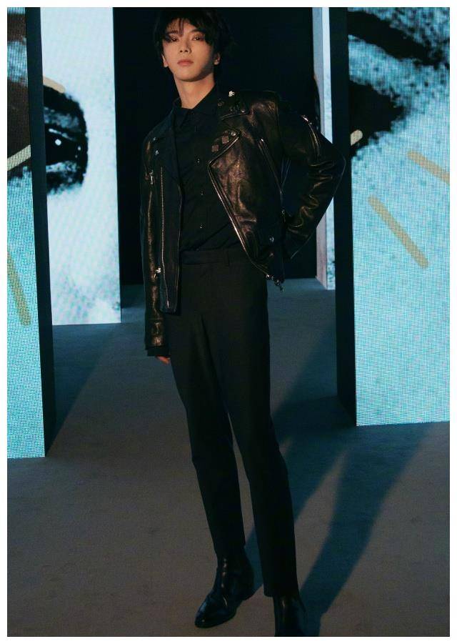 原创华晨宇和外国美女同框穿上直筒裤却比她腿还细这腿真实的么